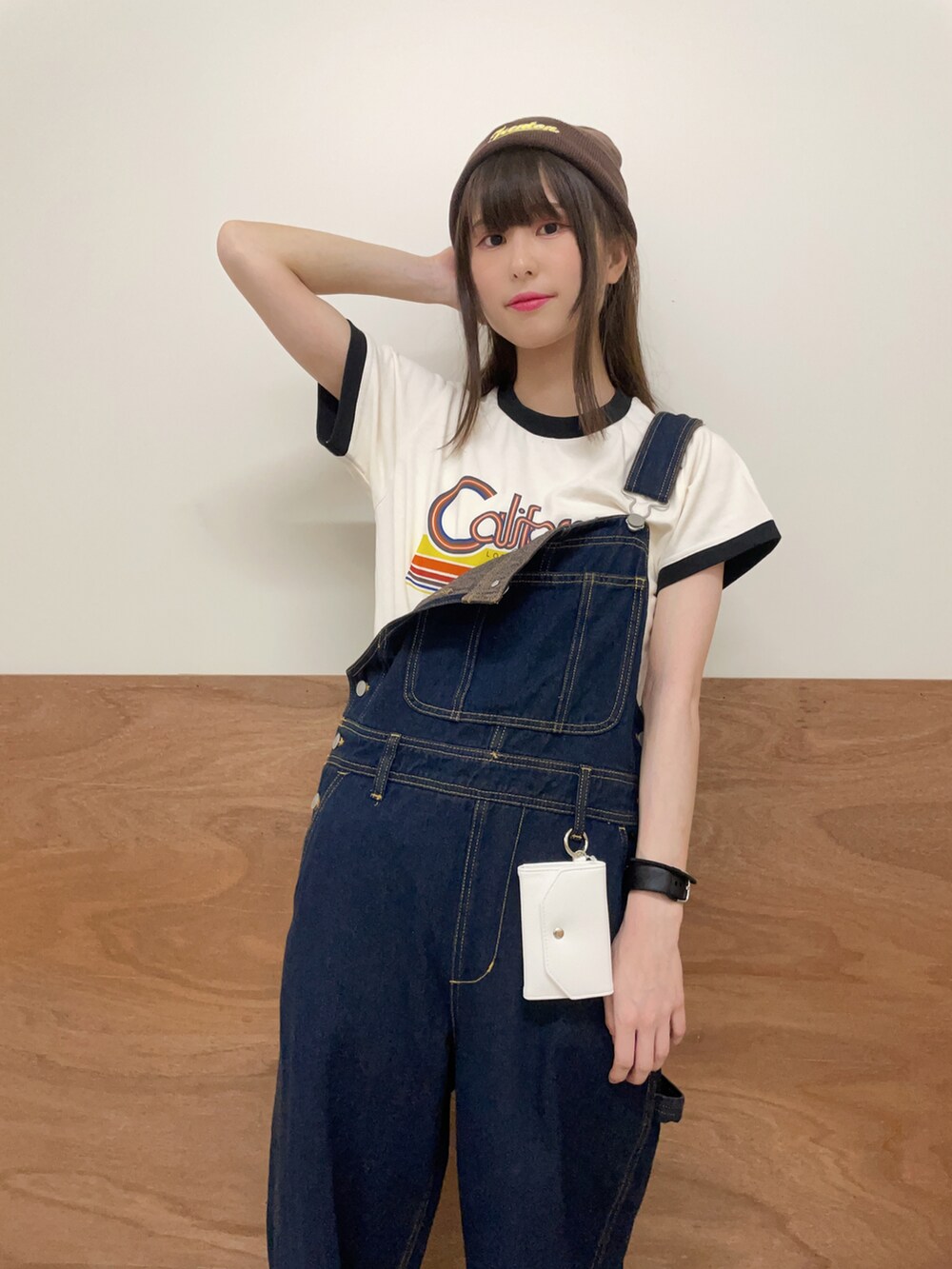 ホワイト系のTシャツ/カットソー、ブルー系のサロペット/オーバーオール、ホワイト系のサンダルを着用したレディースの夏コーディネートの4枚目の写真