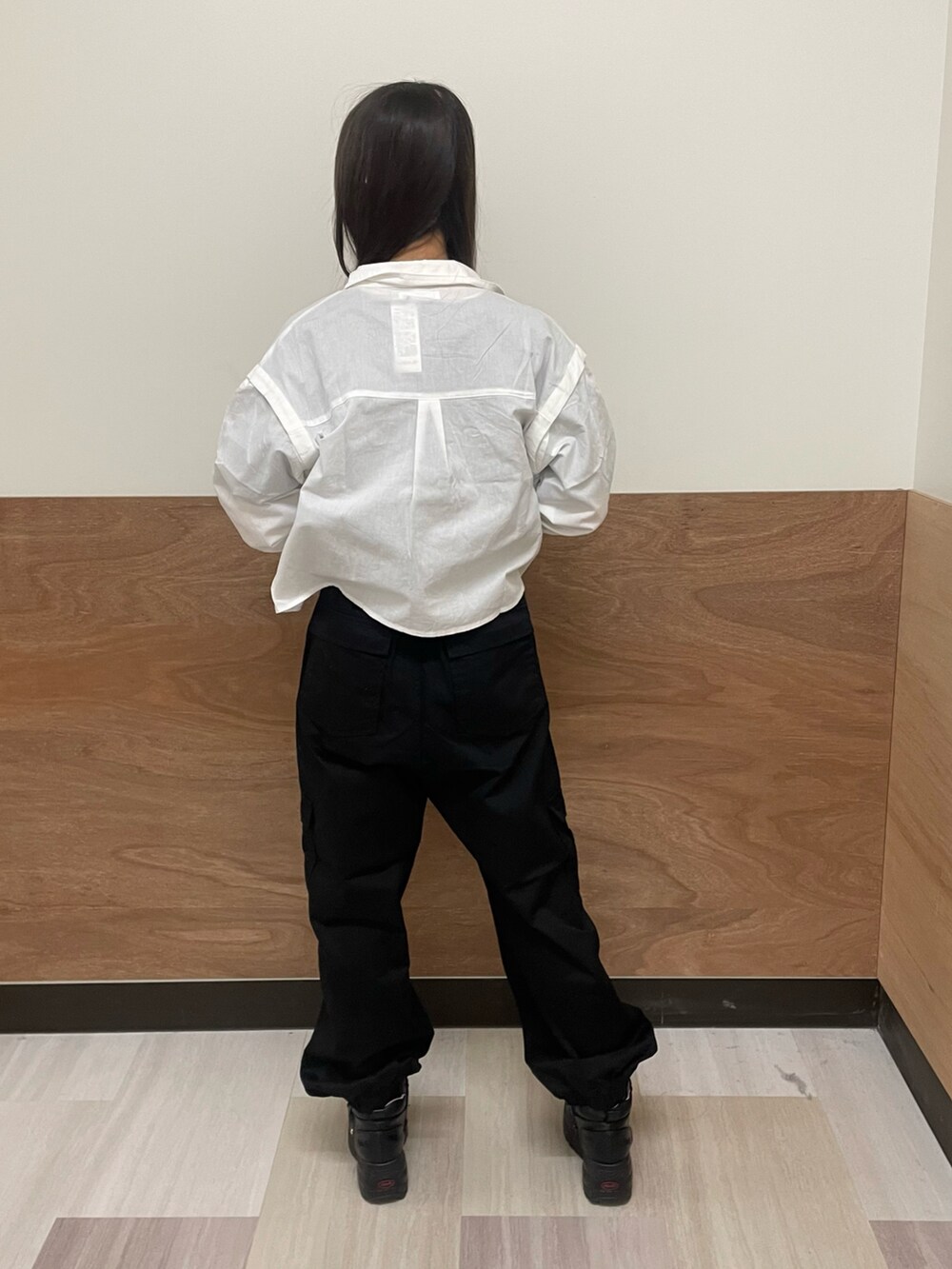 ブラック系のカーゴパンツ、ブラック系のスニーカー、ブラック系のTシャツ/カットソーを着用したレディースの春コーディネートの3枚目の写真