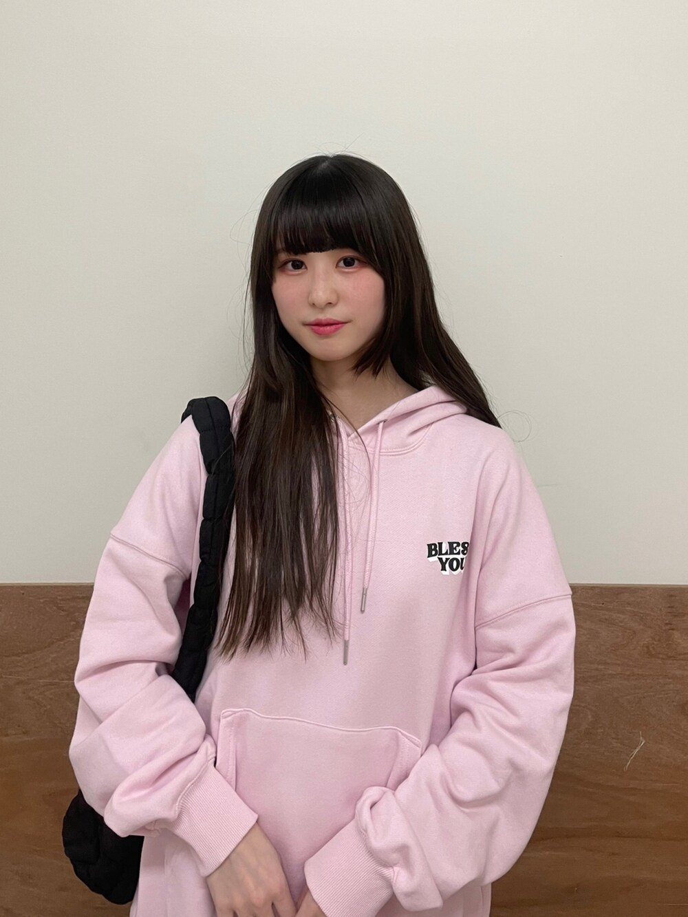 ブラック系のブーツ、ブラック系のスカート、ブラック系のショルダーバッグを着用したレディースの冬コーディネートの4枚目の写真