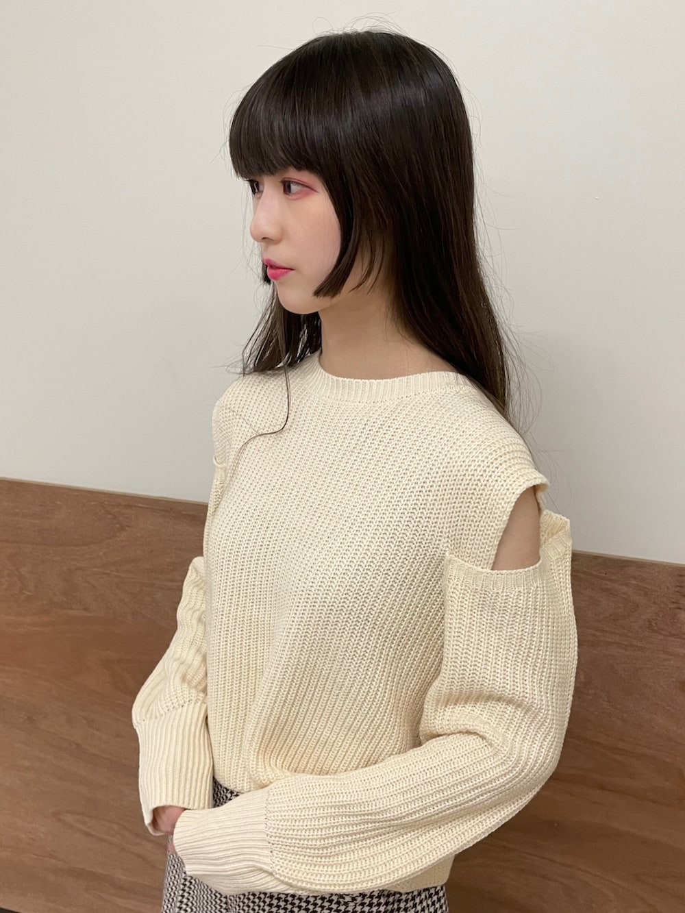 ブラック系のブーツ、その他のその他パンツ、ホワイト系のニット/セーターを着用したレディースの秋コーディネートの3枚目の写真