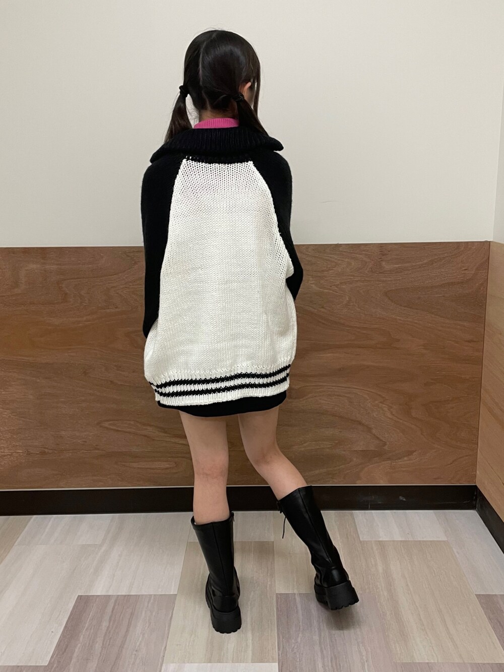 ブラック系のブーツ、ブラック系のスカート、ピンク系のニット/セーターを着用したレディースの秋コーディネートの3枚目の写真