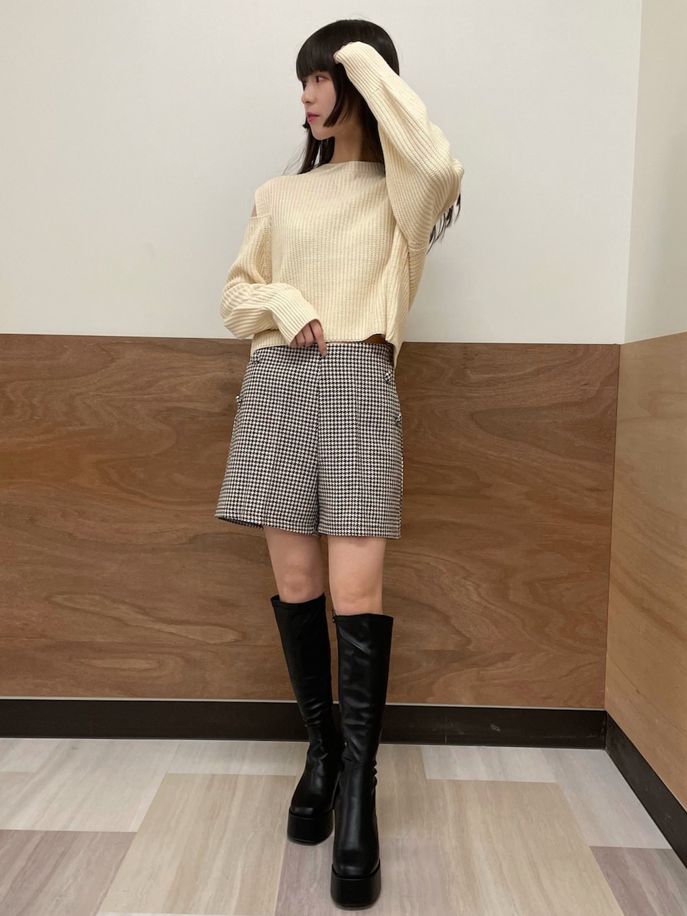 ブラック系のブーツ、その他のその他パンツ、ホワイト系のニット/セーターを着用したレディースの秋コーディネートの2枚目の写真