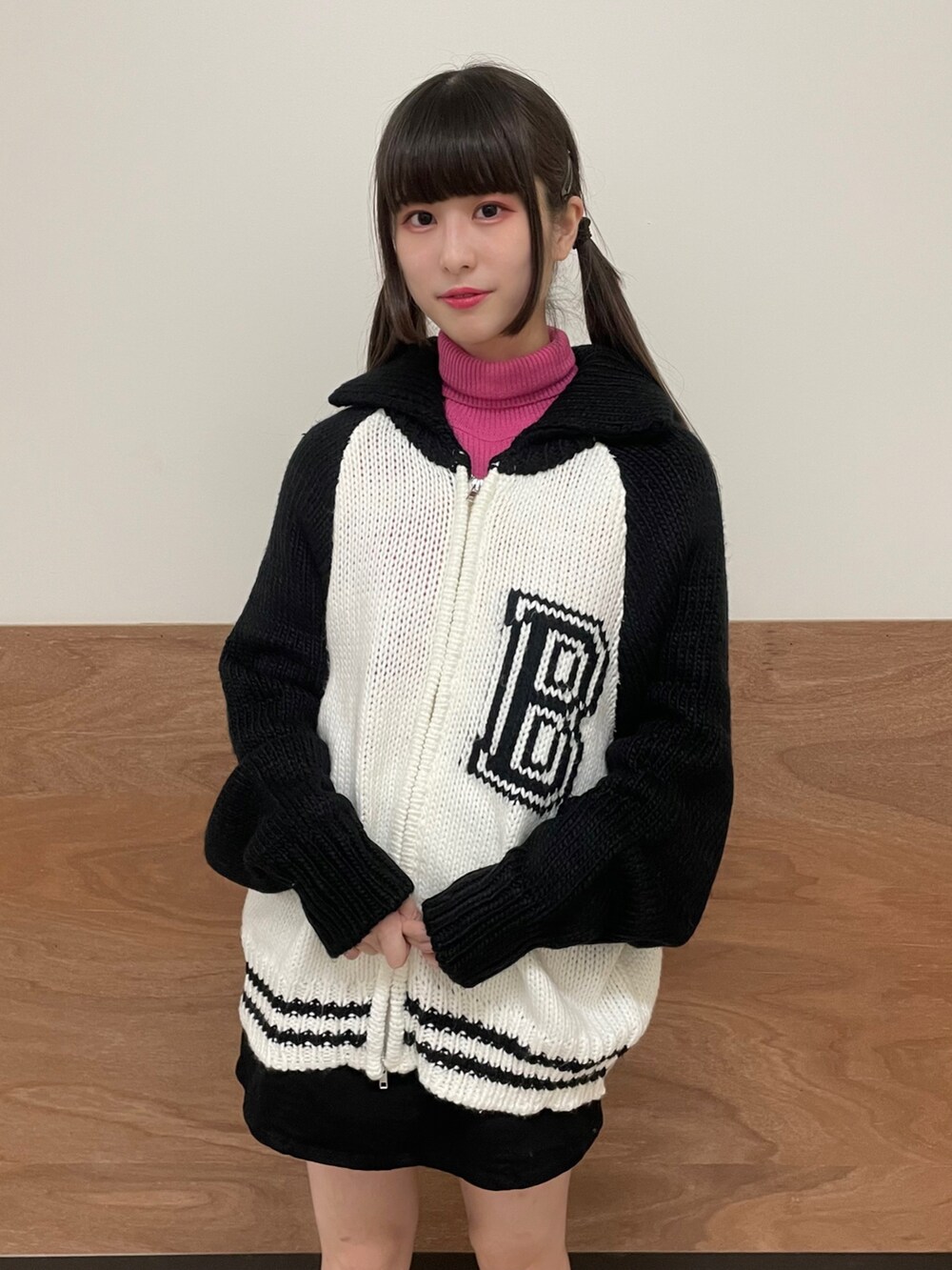 ブラック系のブーツ、ブラック系のスカート、ピンク系のニット/セーターを着用したレディースの秋コーディネートの4枚目の写真