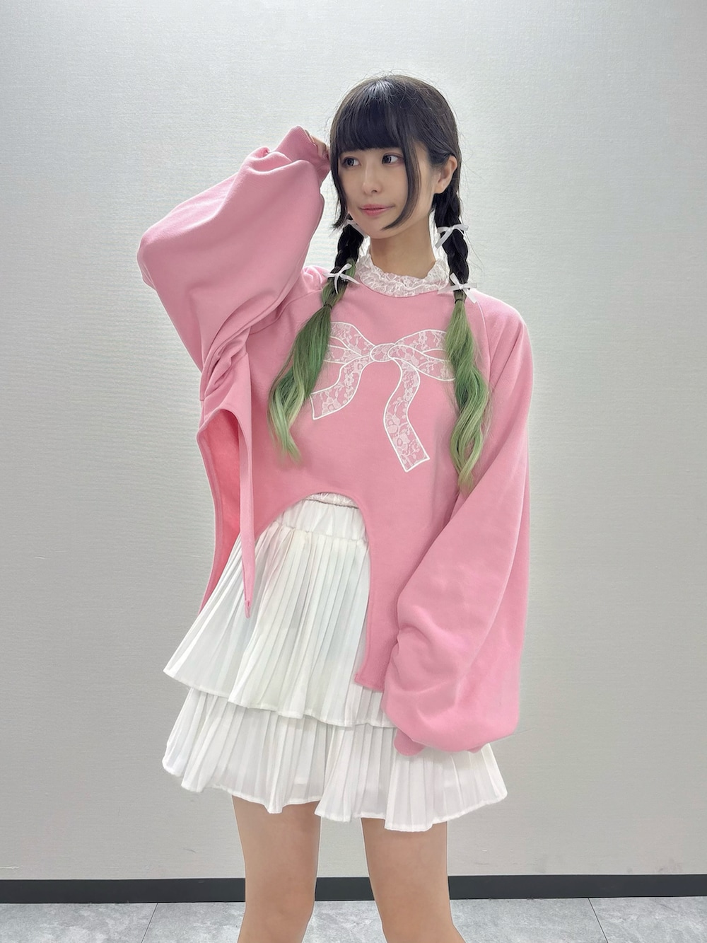 ピンク系のスウェット、ホワイト系のスニーカー、ピンク系のバックパック/リュックを着用したレディースの秋コーディネートの4枚目の写真