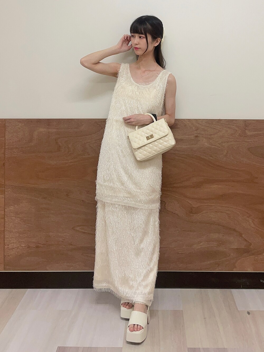 ホワイト系のサンダル、ホワイト系のスカート、ホワイト系のショルダーバッグを着用したレディースの夏コーディネートの2枚目の写真