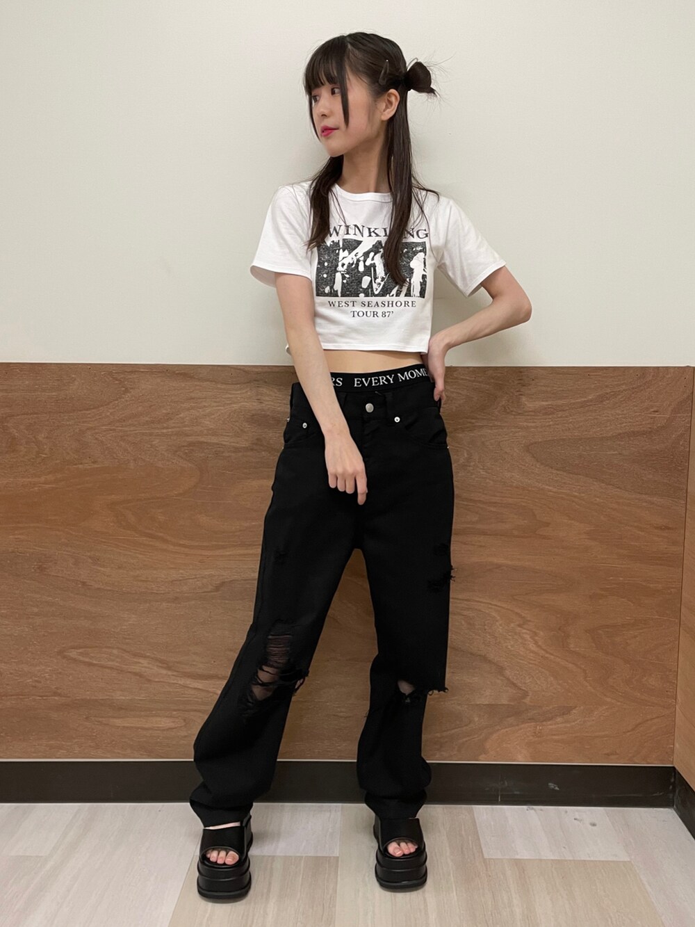 ブラック系のサンダル、ブラック系のデニムパンツ、ホワイト系のTシャツ/カットソーを着用したレディースの春コーディネートの2枚目の写真