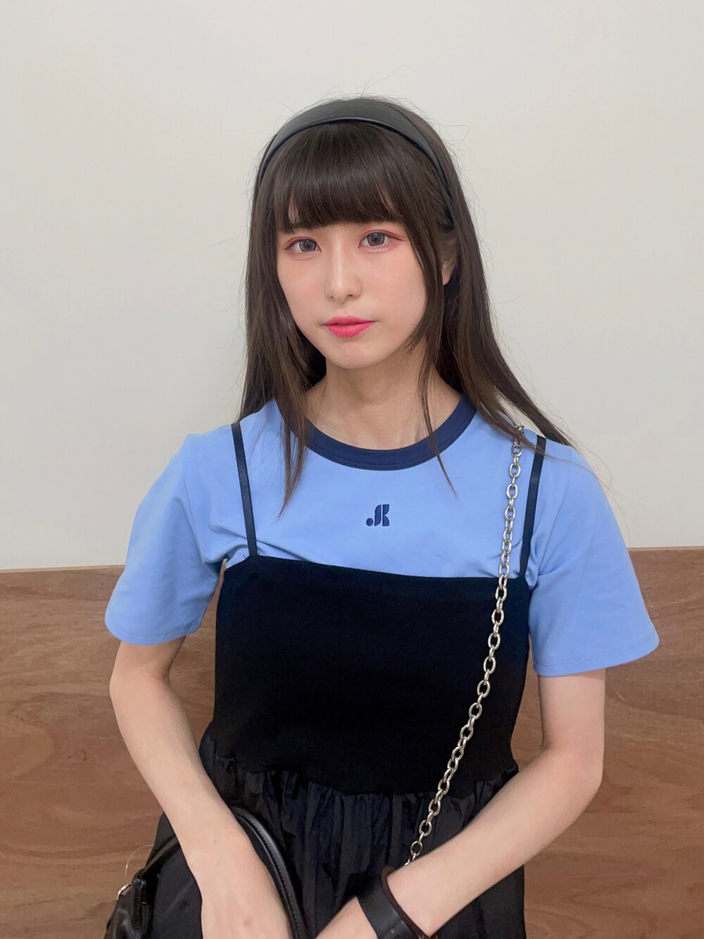 その他のローファー、ブラック系のショルダーバッグ、ブラック系のワンピースを着用したレディースの夏コーディネートの4枚目の写真