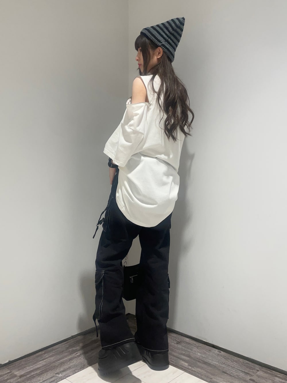 ブラック系のショルダーバッグ、ブラック系のスニーカー、ブラック系のカーゴパンツを着用したレディースの夏コーディネートの3枚目の写真