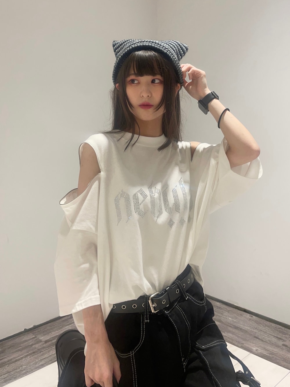 ブラック系のショルダーバッグ、ブラック系のスニーカー、ブラック系のカーゴパンツを着用したレディースの夏コーディネートの5枚目の写真