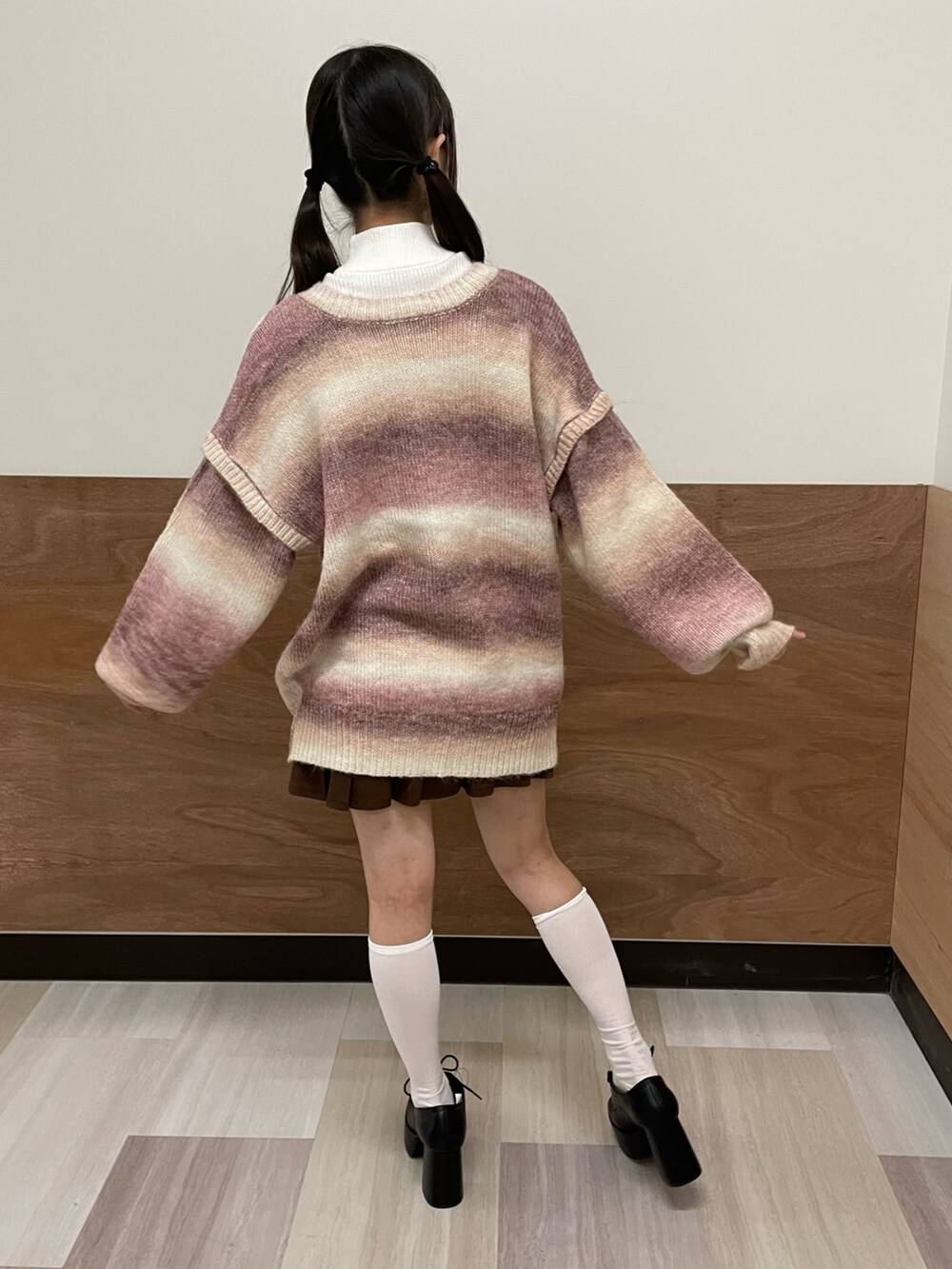 ブラック系のドレスシューズ、ブラウン系のスカート、ピンク系のカーディガン/ボレロを着用したレディースの秋コーディネートの3枚目の写真