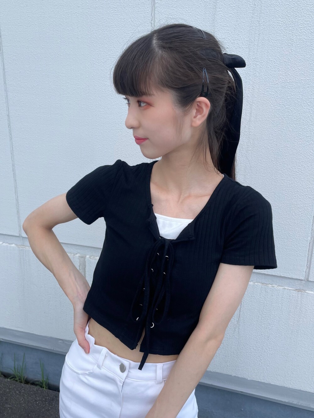 ブラック系のTシャツ/カットソー、ホワイト系のスカート、ブラック系のブーツを着用したレディースの夏コーディネートの4枚目の写真