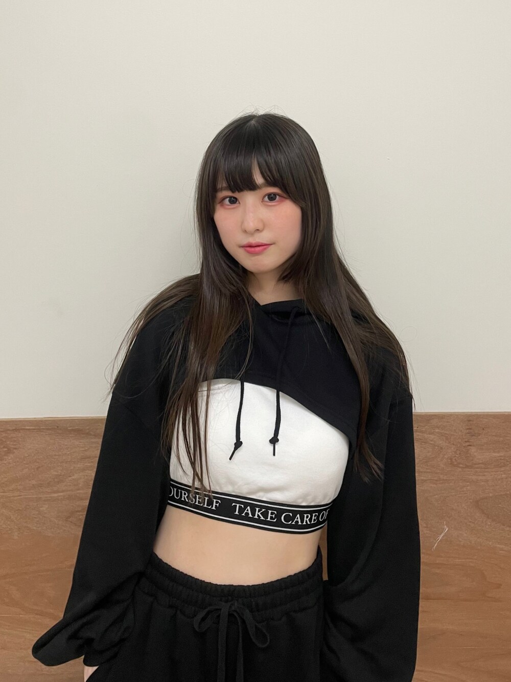 ブラック系のスウェットパンツ、ブラック系のパーカーを着用したレディースの冬コーディネートの4枚目の写真