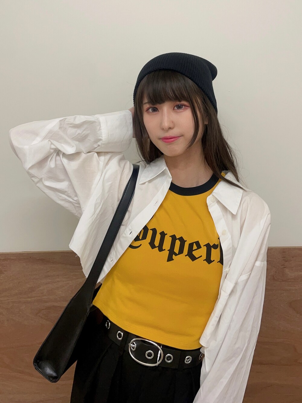 ブラック系のスニーカー、ブラック系のスラックス、ブラック系のショルダーバッグを着用したレディースの夏コーディネートの4枚目の写真