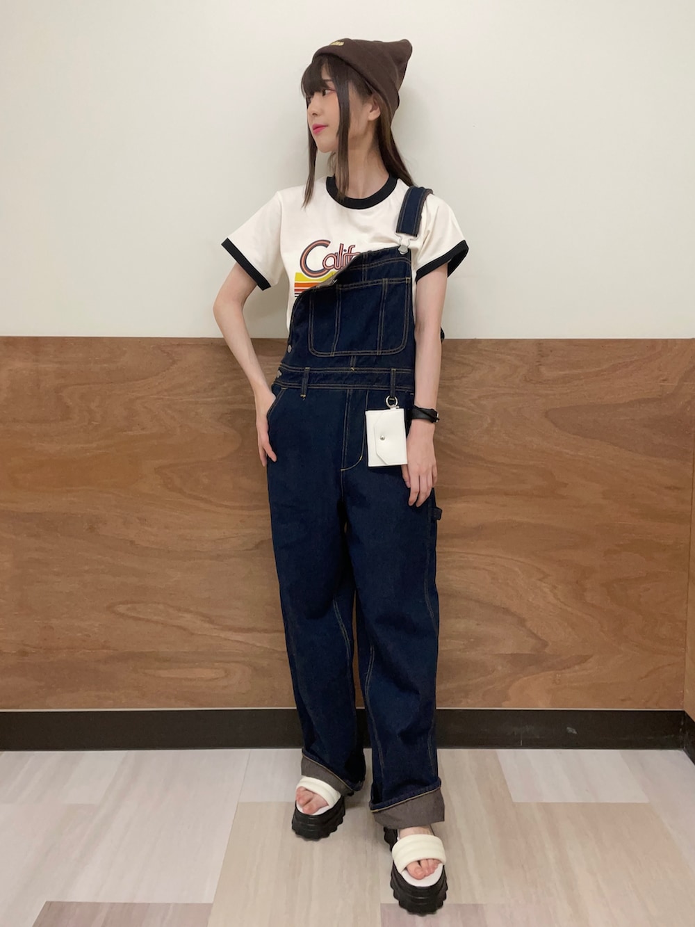 ホワイト系のTシャツ/カットソー、ブルー系のサロペット/オーバーオール、ホワイト系のサンダルを着用したレディースの夏コーディネートの2枚目の写真