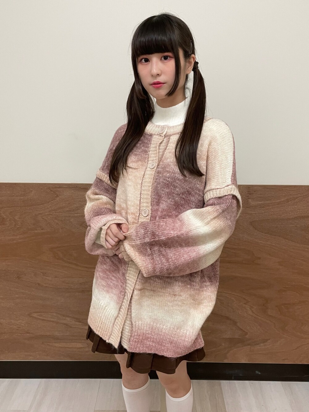 ブラック系のドレスシューズ、ブラウン系のスカート、ピンク系のカーディガン/ボレロを着用したレディースの秋コーディネートの4枚目の写真