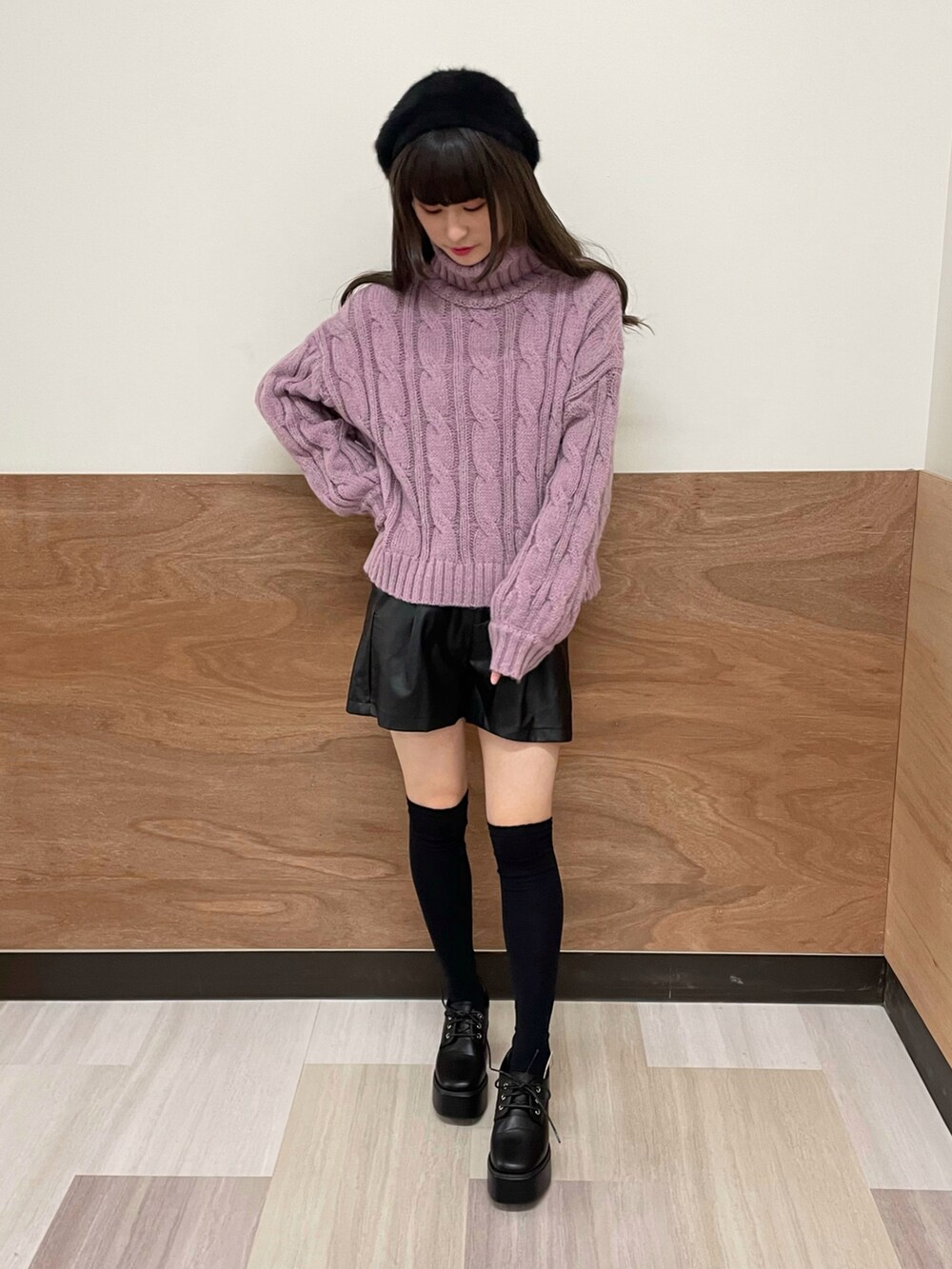 ブラック系のその他パンツ、パープル系のニット/セーター、ブラック系のドレスシューズを着用したレディースの秋コーディネートの2枚目の写真