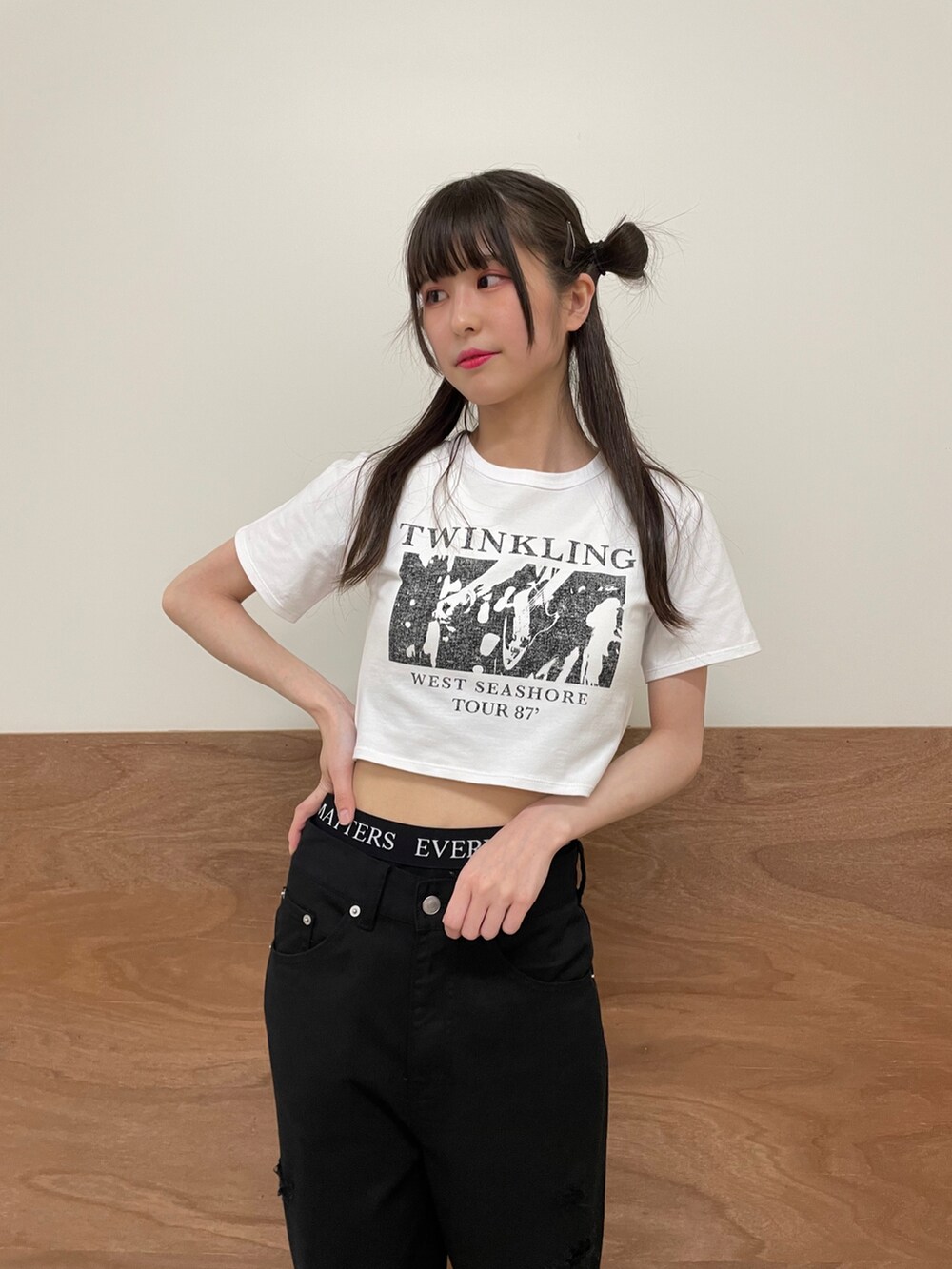 ブラック系のサンダル、ブラック系のデニムパンツ、ホワイト系のTシャツ/カットソーを着用したレディースの春コーディネートの5枚目の写真