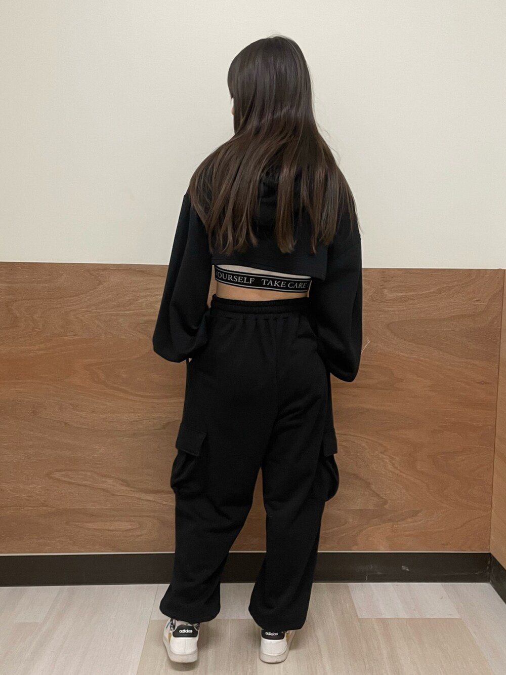 ブラック系のスウェットパンツ、ブラック系のパーカーを着用したレディースの冬コーディネートの3枚目の写真