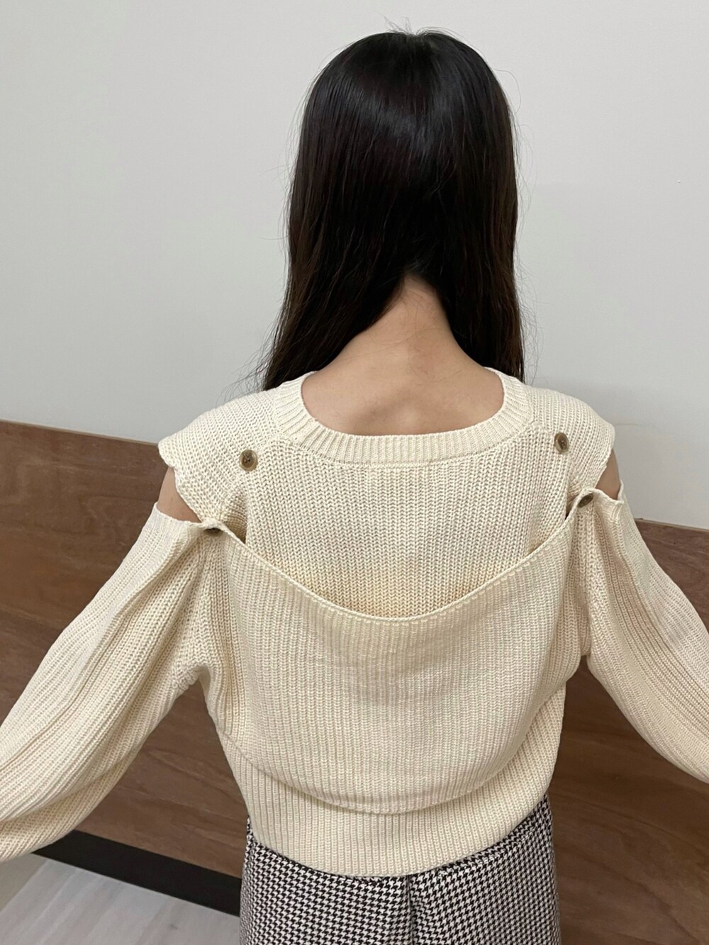 ブラック系のブーツ、その他のその他パンツ、ホワイト系のニット/セーターを着用したレディースの秋コーディネートの4枚目の写真
