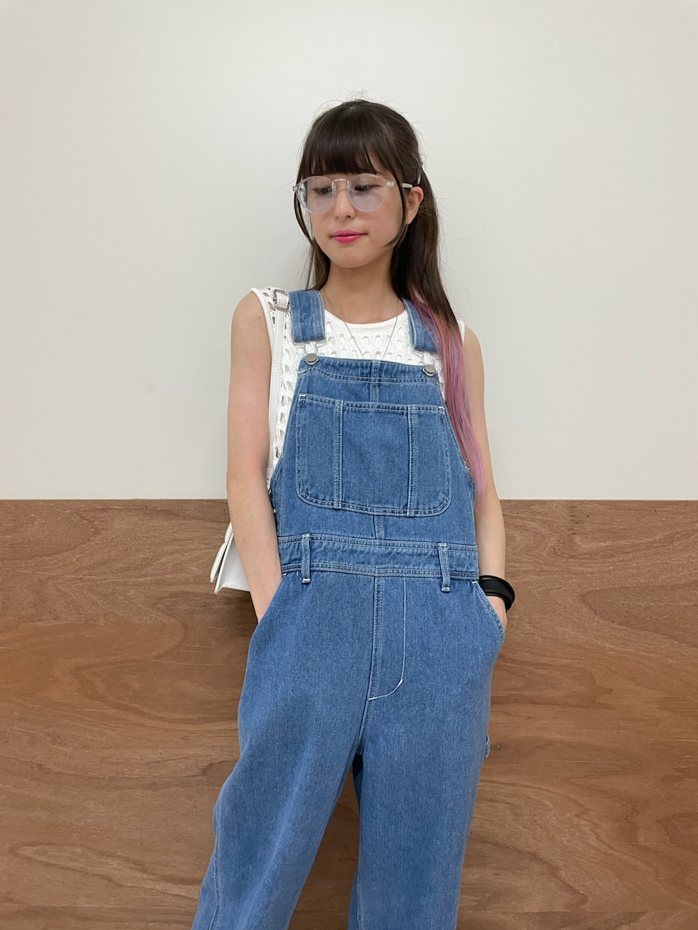 ホワイト系のスニーカー、ブルー系のサロペット/オーバーオール、ホワイト系のショルダーバッグを着用したレディースの夏コーディネートの5枚目の写真