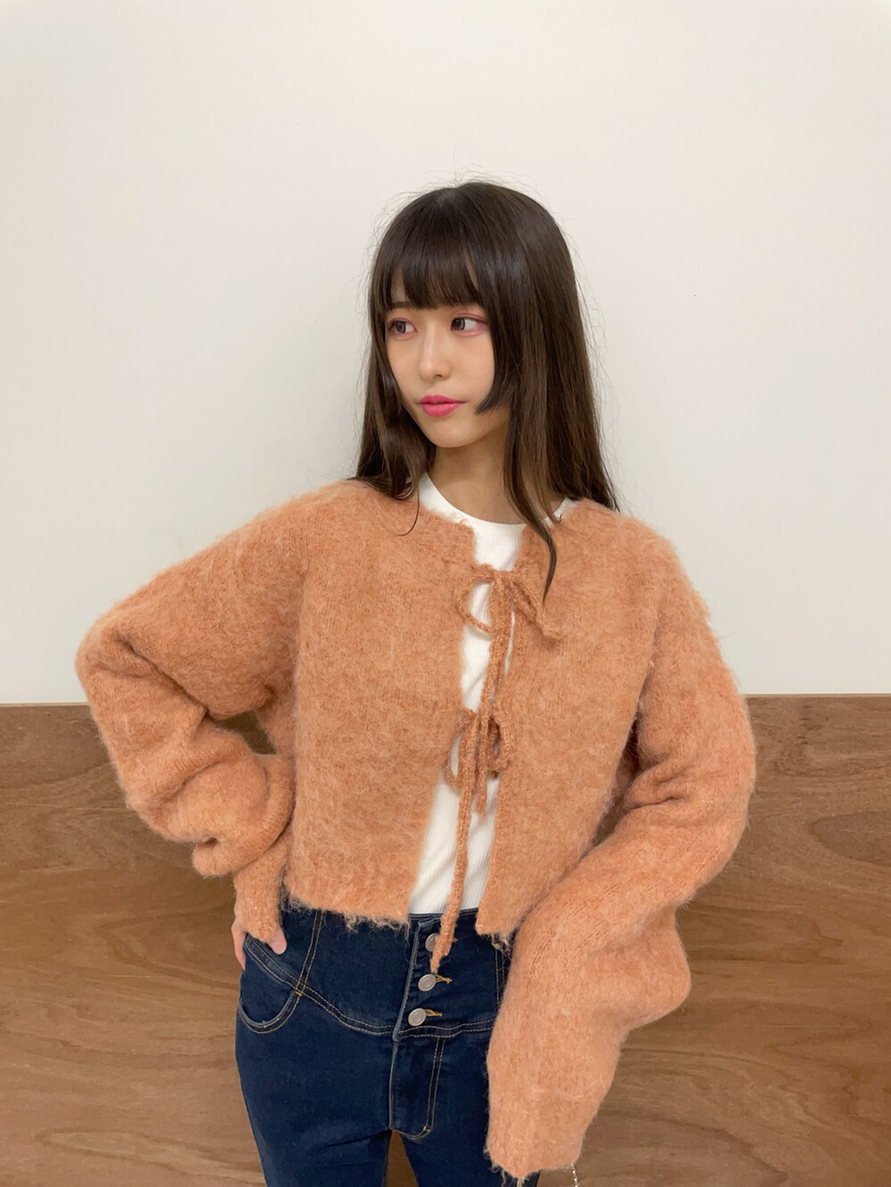 ホワイト系のブーツ、ブルー系のデニムパンツ、ホワイト系のTシャツ/カットソーを着用したレディースの秋コーディネートの4枚目の写真