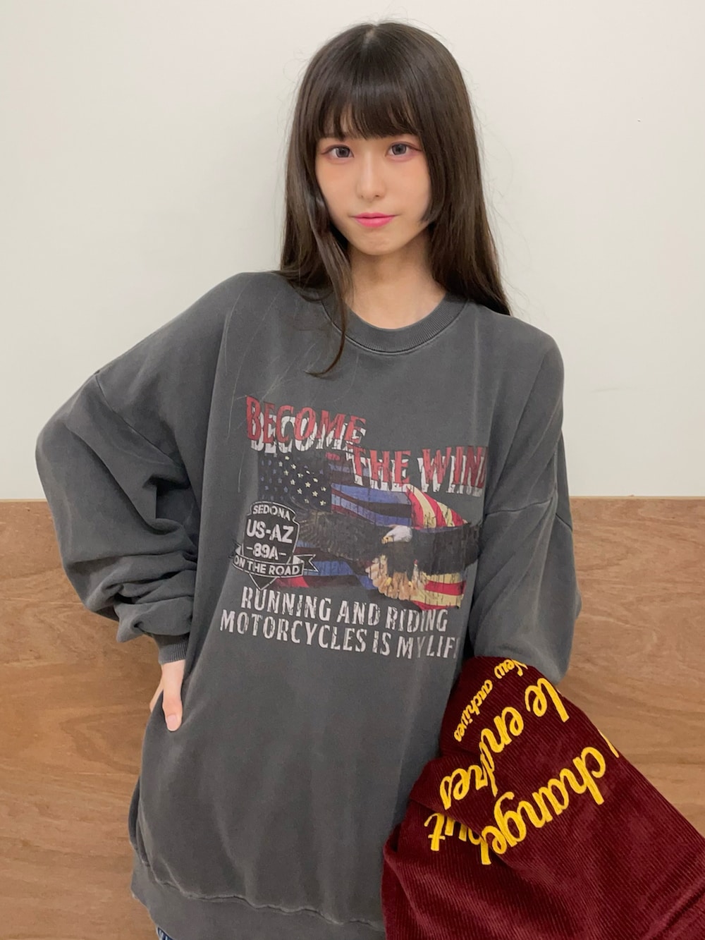 ホワイト系のブーツ、その他のショルダーバッグ、ブルー系のデニムパンツを着用したレディースの秋コーディネートの5枚目の写真