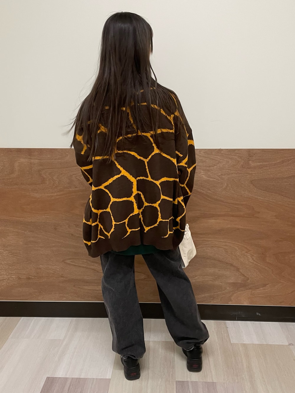 ブラック系のデニムパンツ、その他のショルダーバッグ、グリーン系のスウェットを着用したレディースの春コーディネートの3枚目の写真