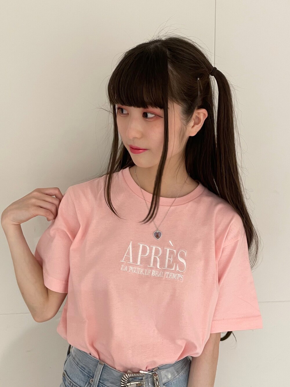 ブルー系のデニムパンツ、ホワイト系のサンダル、その他のTシャツ/カットソーを着用したレディースの春コーディネートの2枚目の写真
