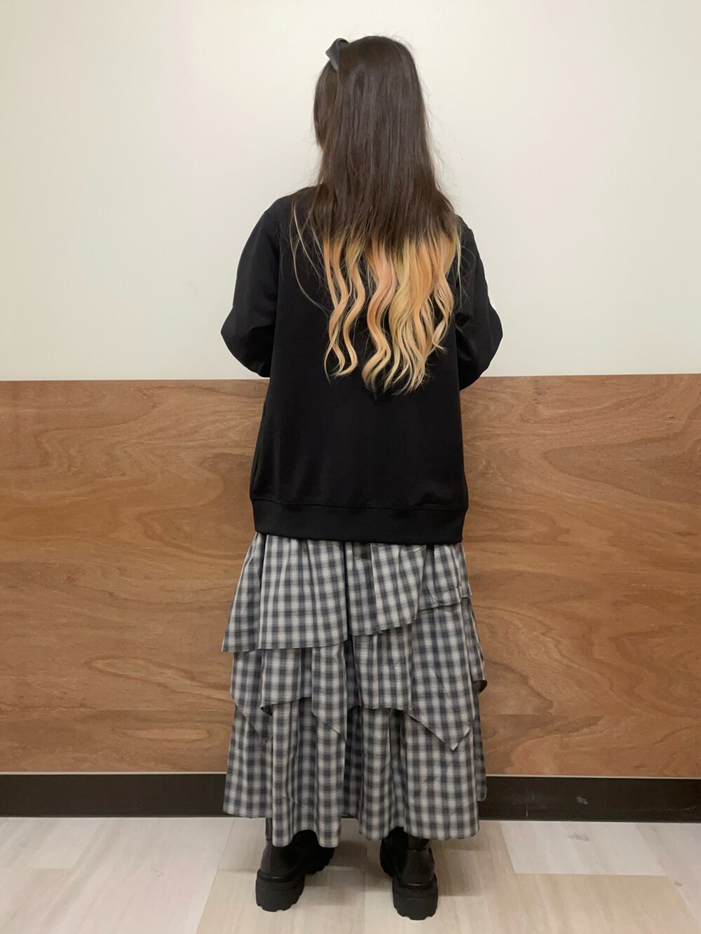 ブラック系のブーツ、グレー系のスカート、ホワイト系のTシャツ/カットソーを着用したレディースの秋コーディネートの4枚目の写真