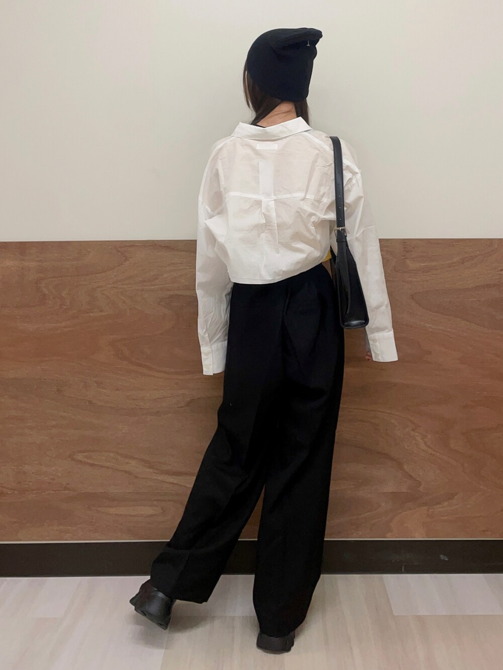 ブラック系のスニーカー、ブラック系のスラックス、ブラック系のショルダーバッグを着用したレディースの夏コーディネートの3枚目の写真