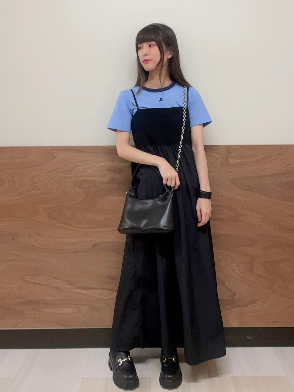 その他のローファー、ブラック系のショルダーバッグ、ブラック系のワンピースを着用したレディースの夏コーディネートの2枚目の写真