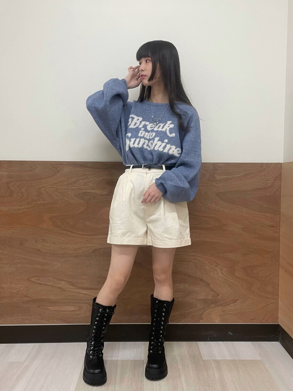「プチプラ、プチプラコーデ、いいね、save、フォローお願いします🤑、WEGO、ショートパンツ、ミドルブーツ、ニット、水色、秋コーデ」｜「WEGOのWEGO/レースアップミドルブーツ（ブーツ、ブラック系）」を使った、𝓎さん（レディース・156cm）の秋コーディネートの2枚目の写真