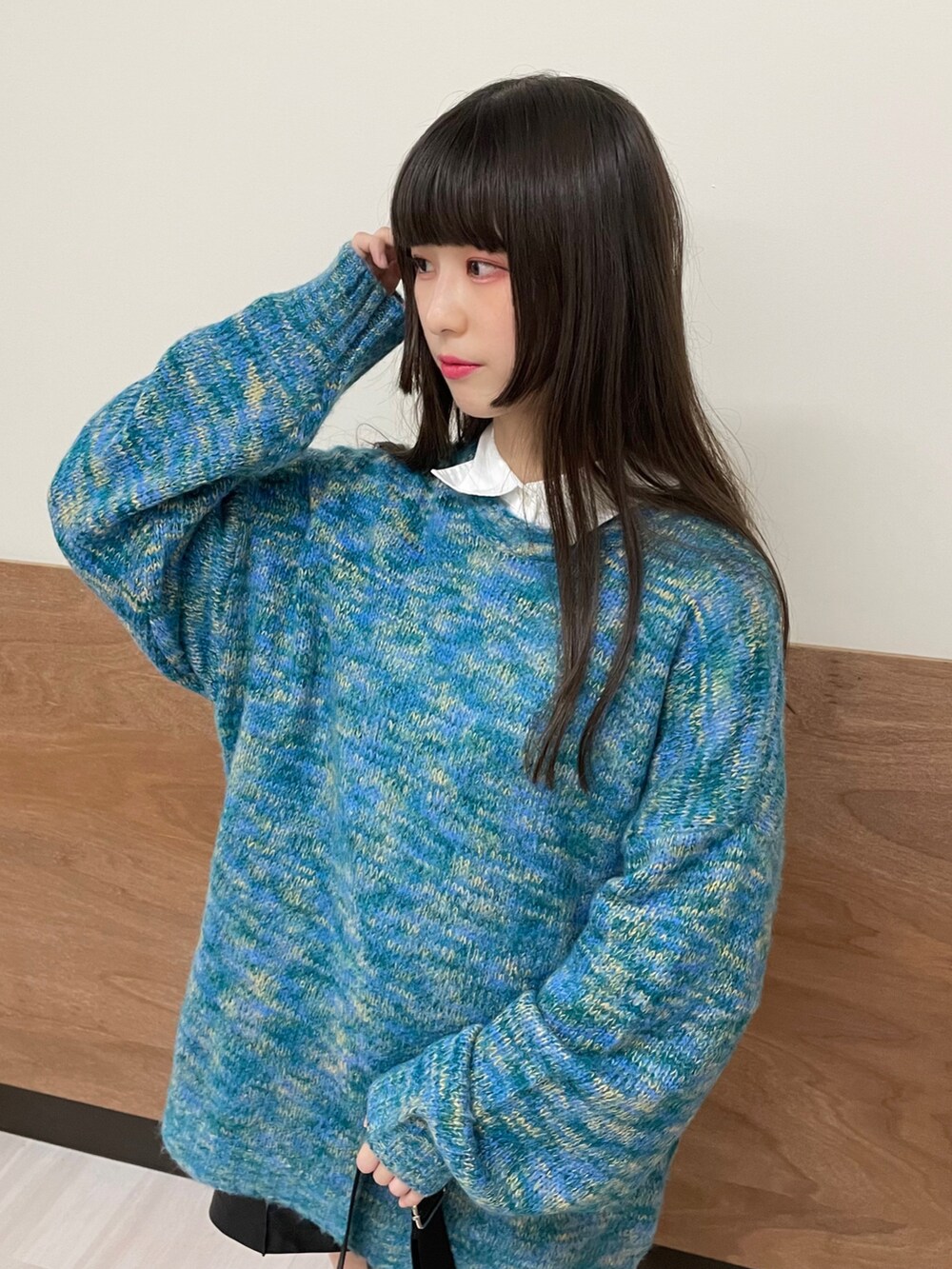 ブラック系のブーツ、ブラック系のその他パンツ、ホワイト系のシャツ/ブラウスを着用したレディースの秋コーディネートの3枚目の写真