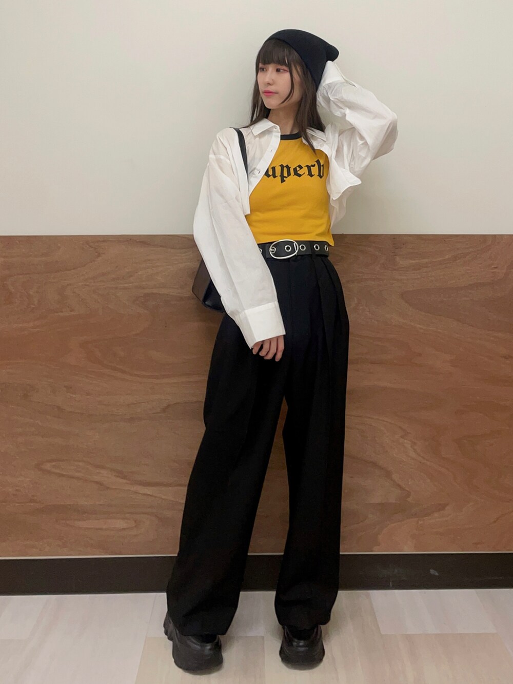 ブラック系のスニーカー、ブラック系のスラックス、ブラック系のショルダーバッグを着用したレディースの夏コーディネートの2枚目の写真