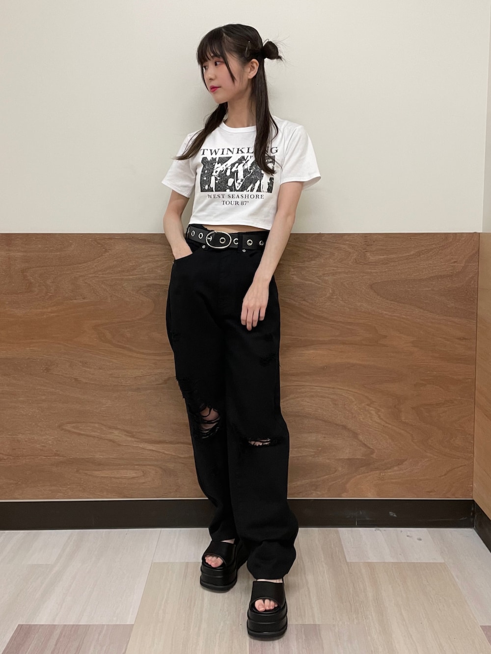 ブラック系のサンダル、ブラック系のデニムパンツ、ホワイト系のTシャツ/カットソーを着用したレディースの春コーディネートの4枚目の写真