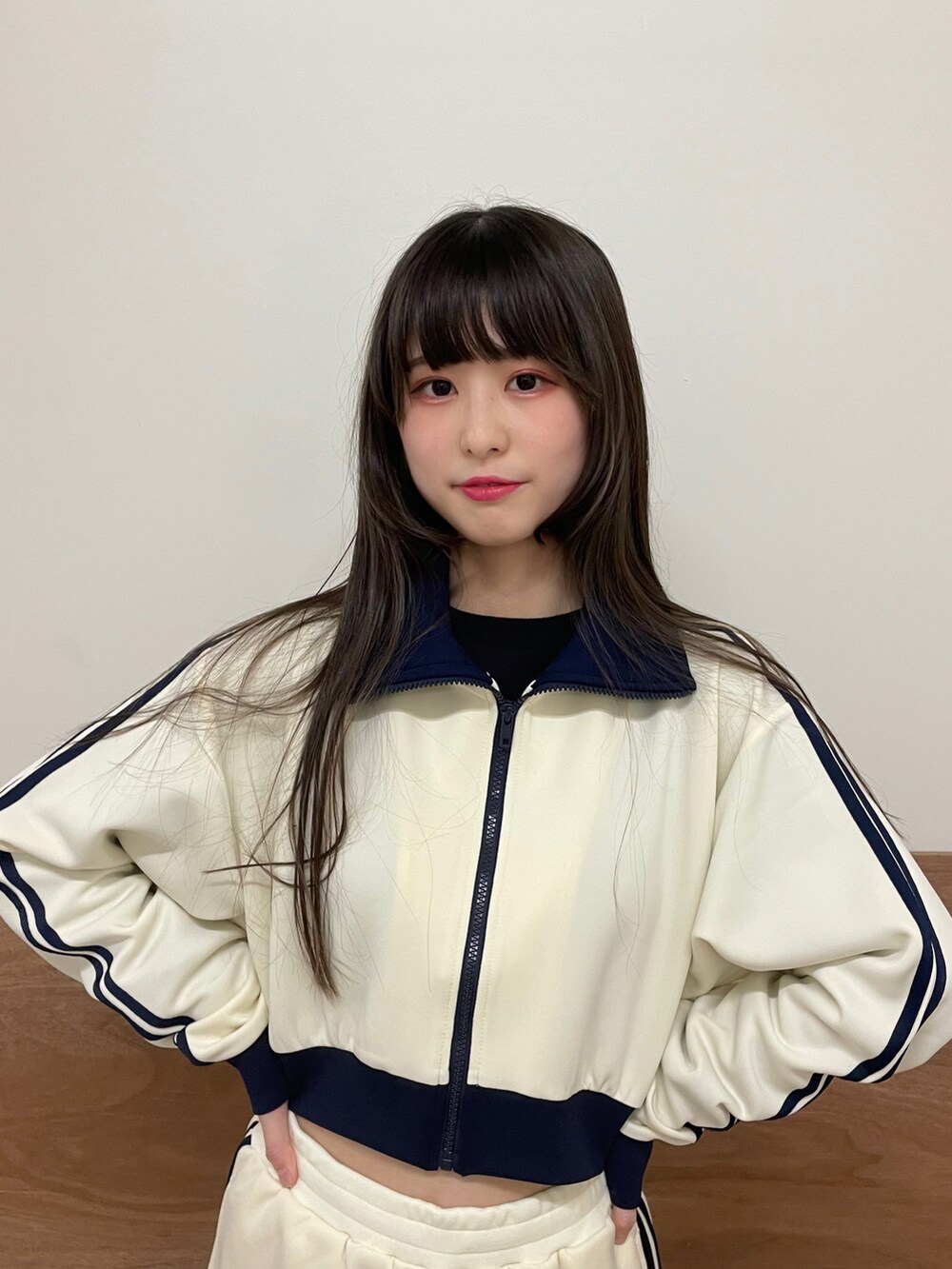 ブラック系のブーツ、ホワイト系のスカート、ホワイト系のジャージを着用したレディースの冬コーディネートの5枚目の写真