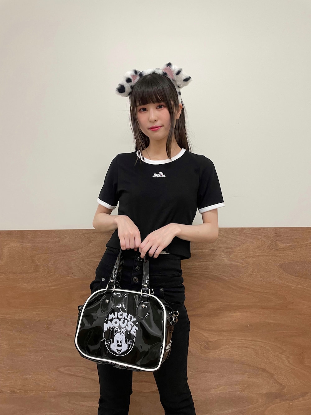 「いいね、save、フォローお願いします🤑、WEGO、プチプラ、プチプラコーデ、オールブラック、ハイウエスト、フレアパンツ、デニムパンツ、ショート丈トップス、ディズニーコーデ、101匹わんちゃん、ボストンバッグ」｜「Disneyの∴WEGO/別注Disney刺繍リブリンガーT（Tシャツ/カットソー、ブラック系）」を使った、𝓎さん（レディース・156cm）の春コーディネートの4枚目の写真