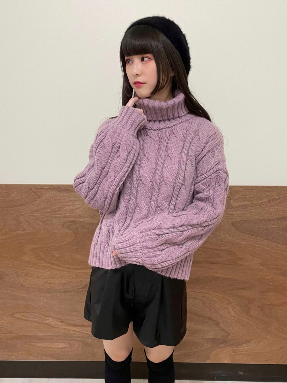 ブラック系のその他パンツ、パープル系のニット/セーター、ブラック系のドレスシューズを着用したレディースの秋コーディネートの4枚目の写真