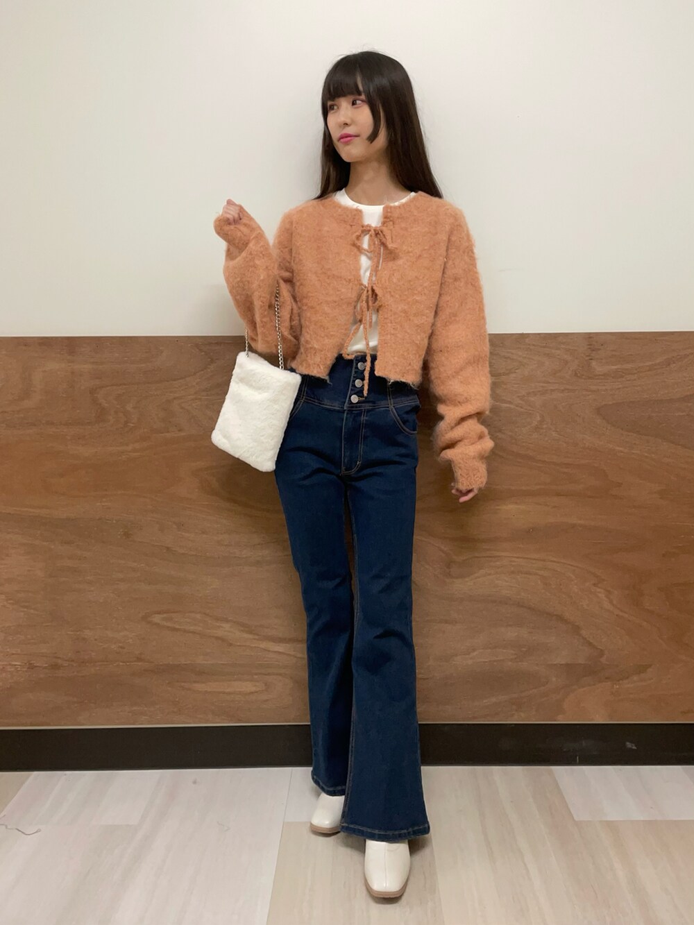 ホワイト系のブーツ、ブルー系のデニムパンツ、ホワイト系のTシャツ/カットソーを着用したレディースの秋コーディネートの2枚目の写真