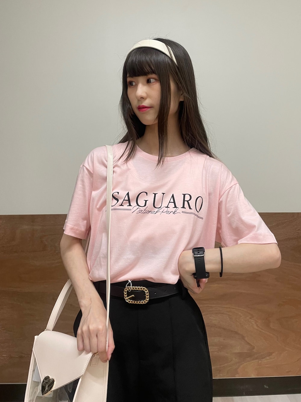 ホワイト系のサンダル、ブラック系のスラックス、ホワイト系のショルダーバッグを着用したレディースの夏コーディネートの4枚目の写真