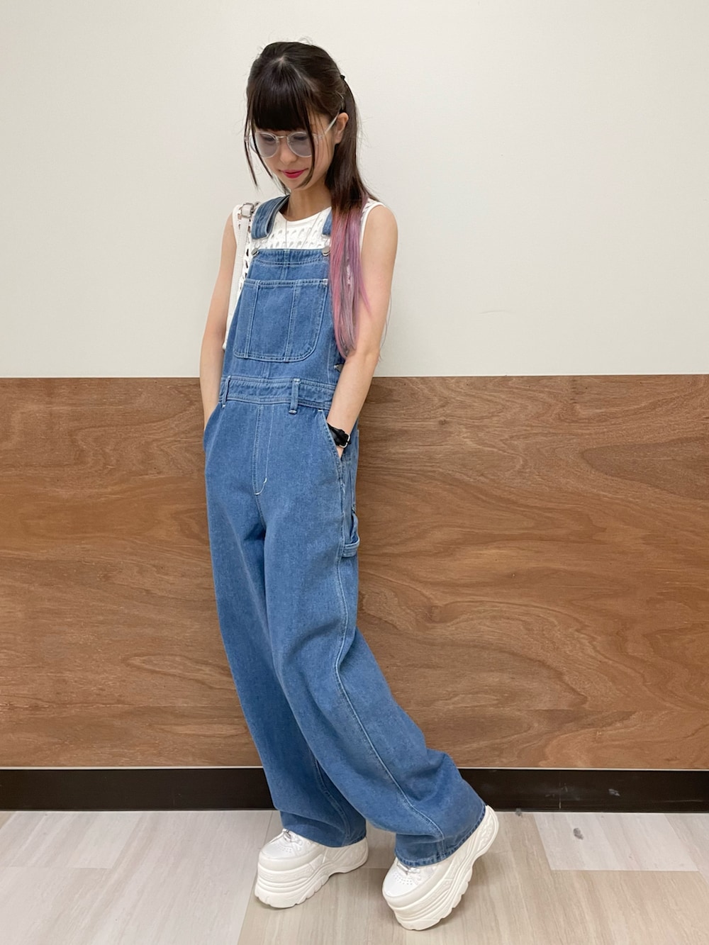 ホワイト系のスニーカー、ブルー系のサロペット/オーバーオール、ホワイト系のショルダーバッグを着用したレディースの夏コーディネートの3枚目の写真