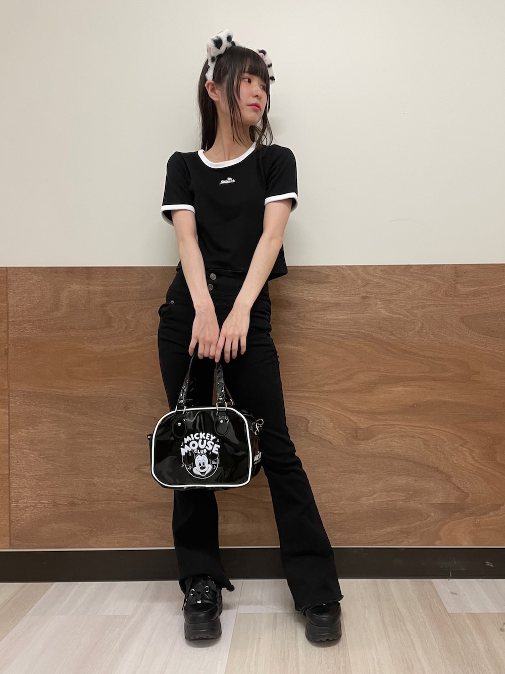 「いいね、save、フォローお願いします🤑、WEGO、プチプラ、プチプラコーデ、オールブラック、ハイウエスト、フレアパンツ、デニムパンツ、ショート丈トップス、ディズニーコーデ、101匹わんちゃん、ボストンバッグ」｜「Disneyの∴WEGO/別注Disney刺繍リブリンガーT（Tシャツ/カットソー、ブラック系）」を使った、𝓎さん（レディース・156cm）の春コーディネートの2枚目の写真