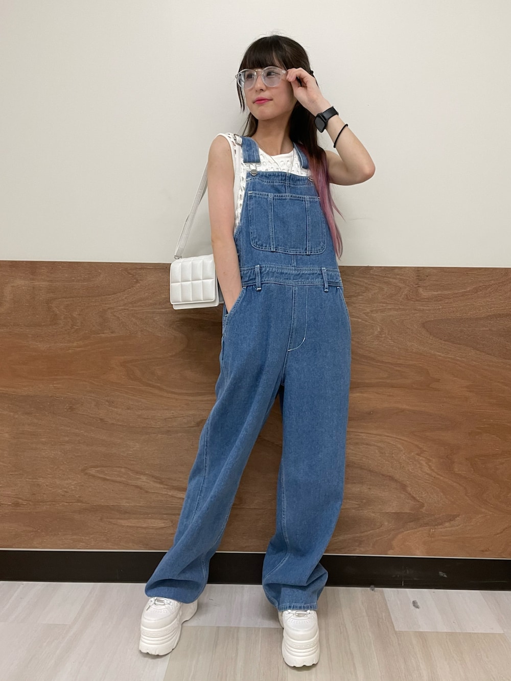 ホワイト系のスニーカー、ブルー系のサロペット/オーバーオール、ホワイト系のショルダーバッグを着用したレディースの夏コーディネートの2枚目の写真