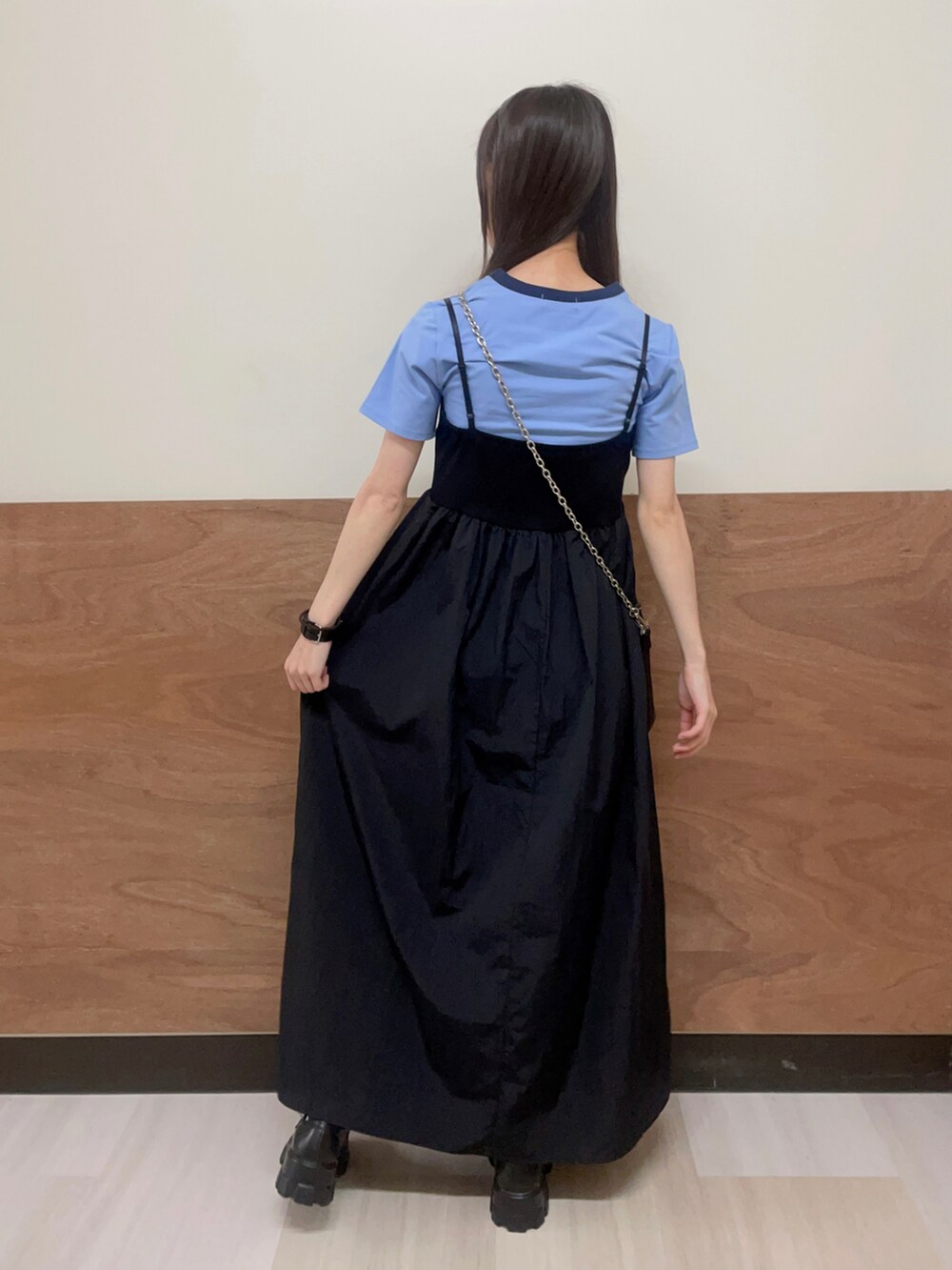 その他のローファー、ブラック系のショルダーバッグ、ブラック系のワンピースを着用したレディースの夏コーディネートの3枚目の写真