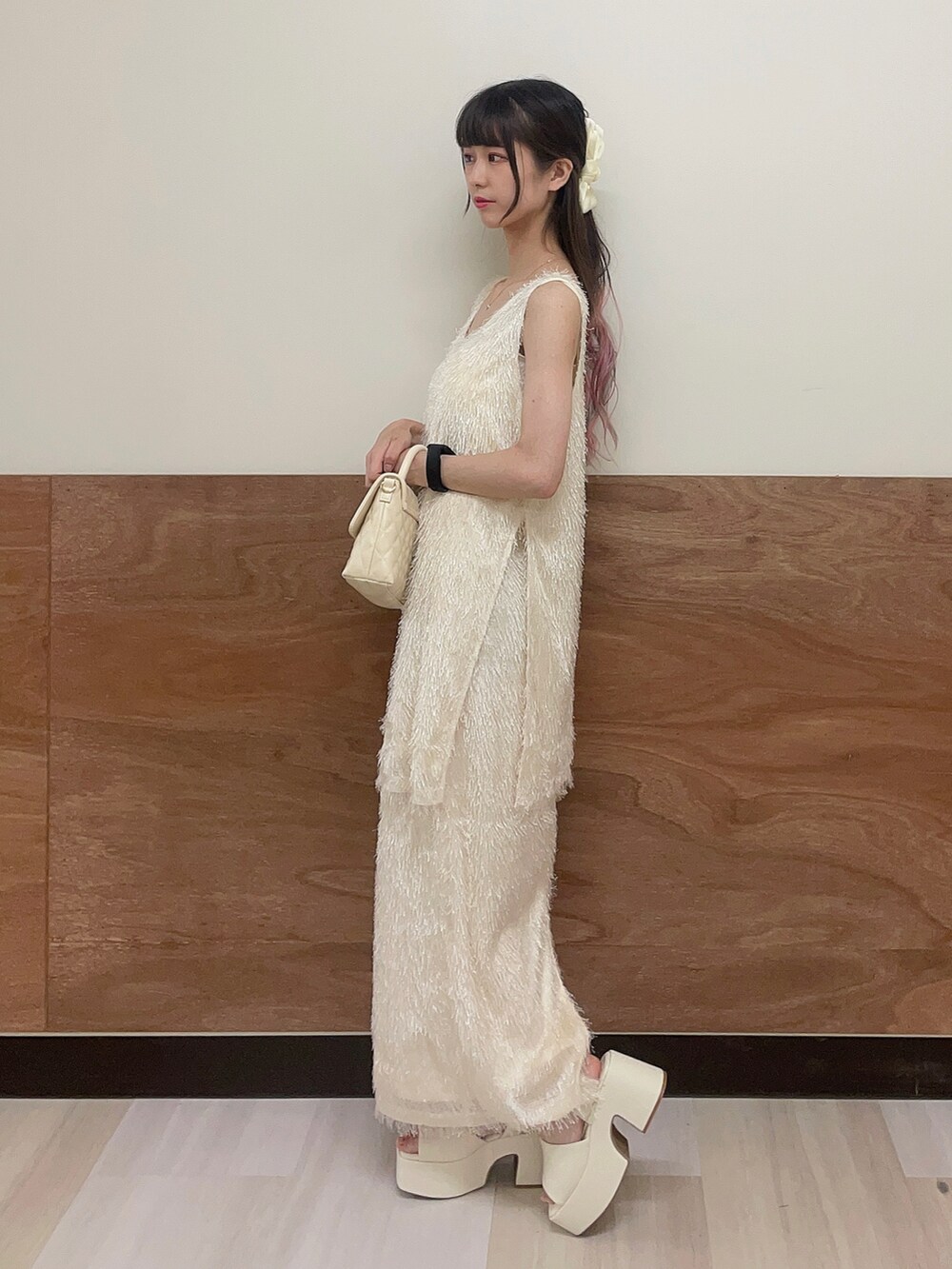 ホワイト系のサンダル、ホワイト系のスカート、ホワイト系のショルダーバッグを着用したレディースの夏コーディネートの3枚目の写真