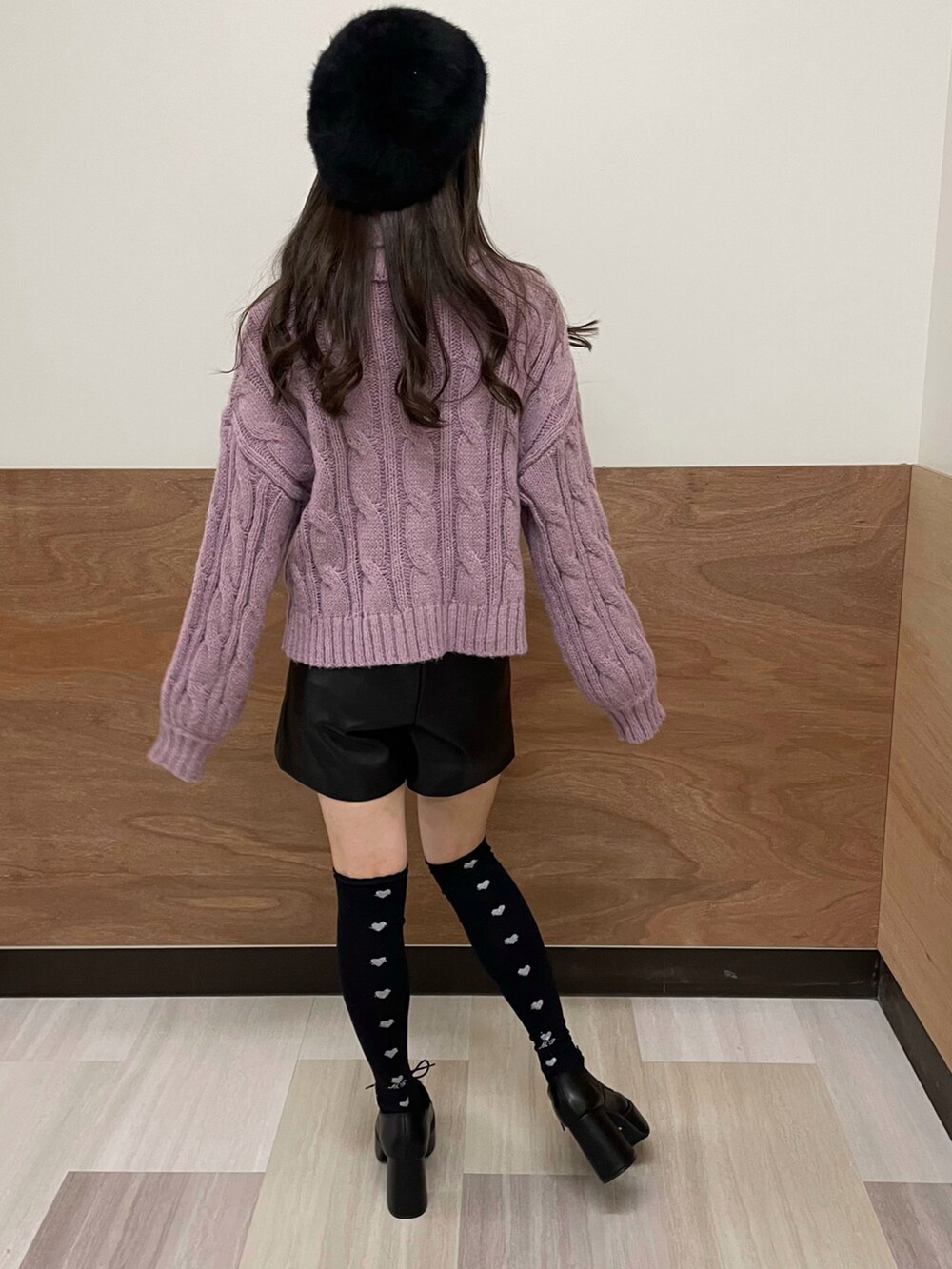 ブラック系のその他パンツ、パープル系のニット/セーター、ブラック系のドレスシューズを着用したレディースの秋コーディネートの3枚目の写真