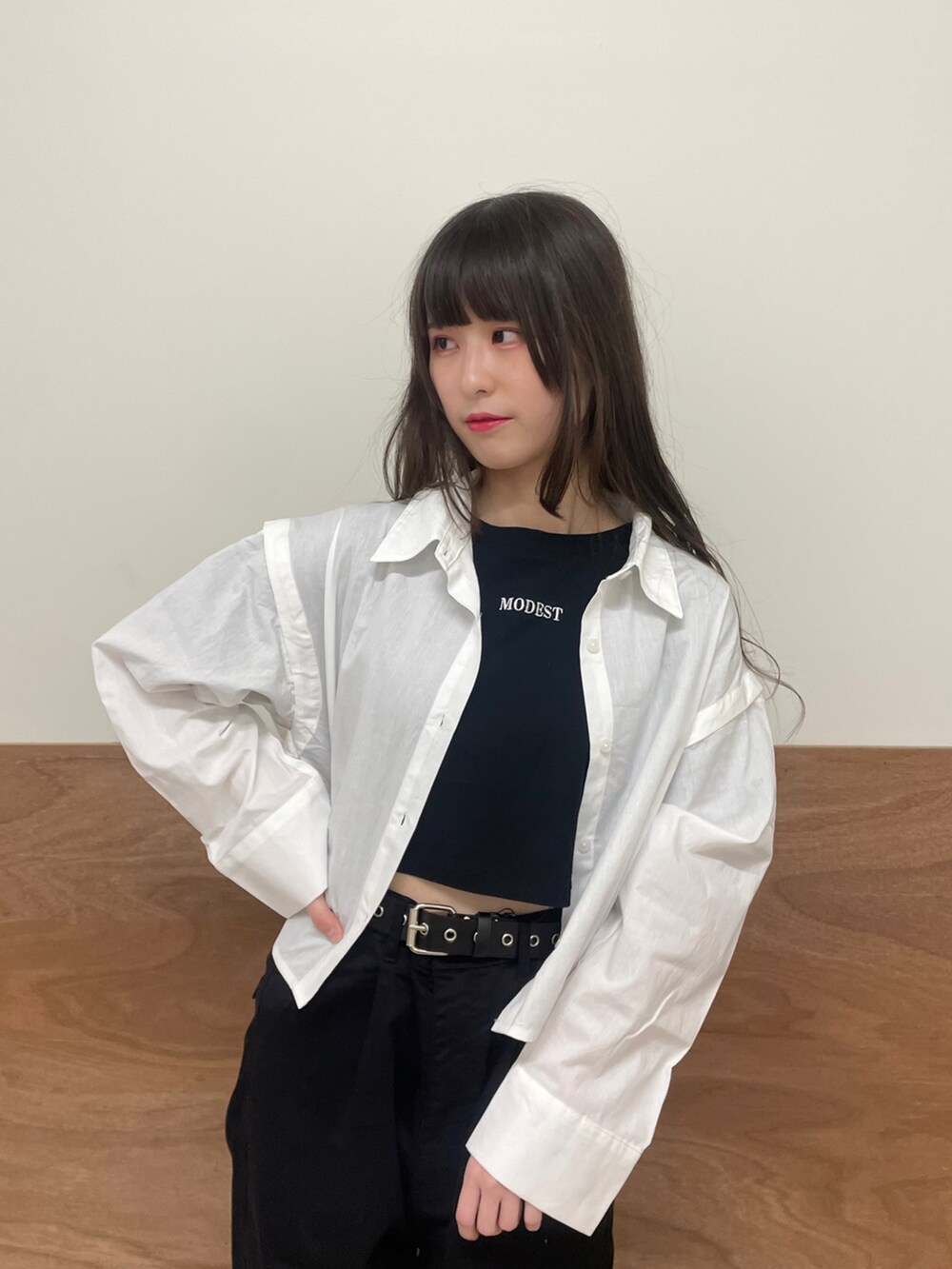 ブラック系のカーゴパンツ、ブラック系のスニーカー、ブラック系のTシャツ/カットソーを着用したレディースの春コーディネートの4枚目の写真