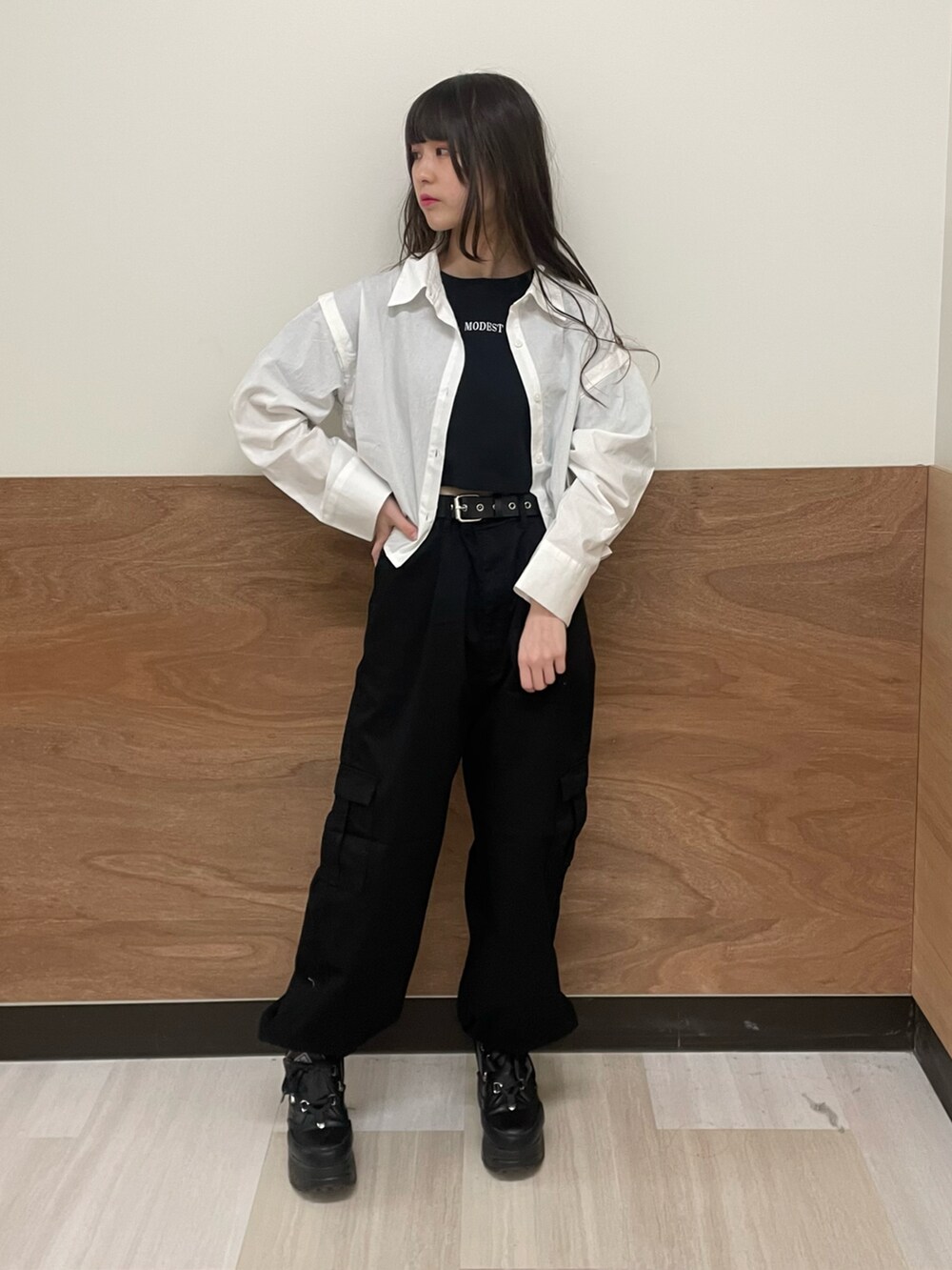 ブラック系のカーゴパンツ、ブラック系のスニーカー、ブラック系のTシャツ/カットソーを着用したレディースの春コーディネートの2枚目の写真