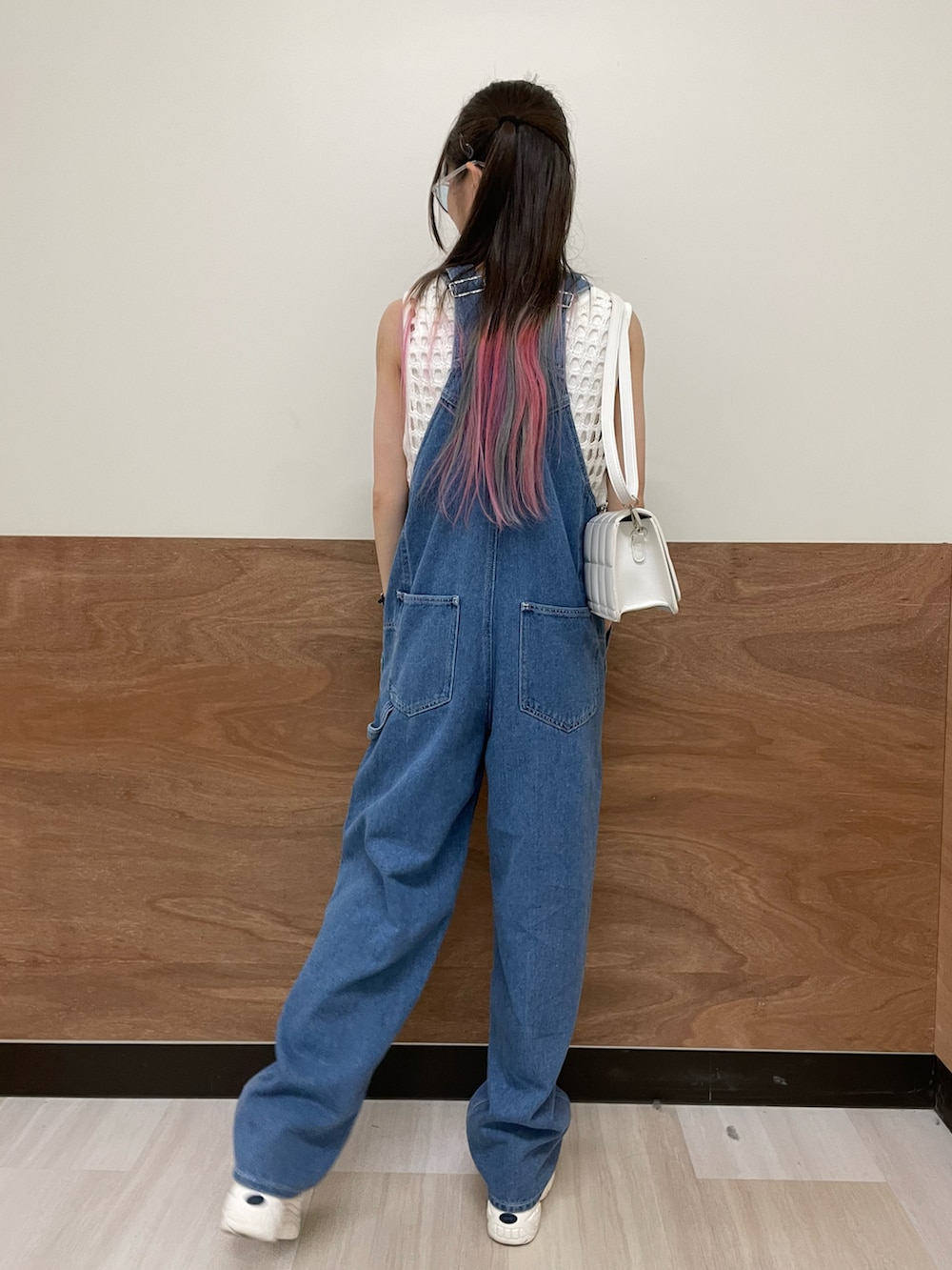 ホワイト系のスニーカー、ブルー系のサロペット/オーバーオール、ホワイト系のショルダーバッグを着用したレディースの夏コーディネートの4枚目の写真