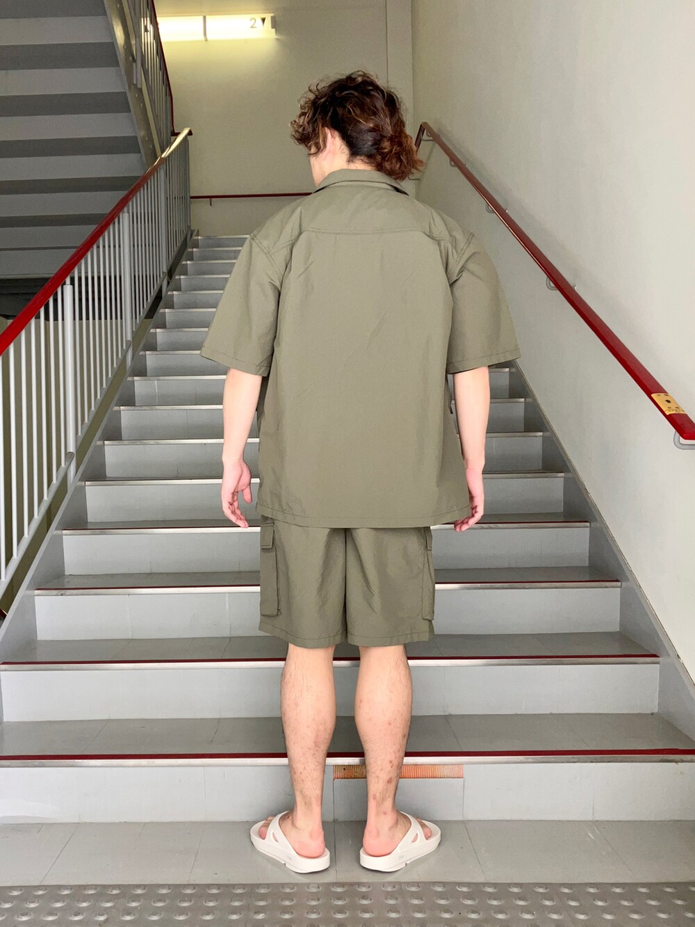 「セットアップ、ショートパンツ、ワイドパンツ、ミニバッグ、春夏コーデ、低身長、URBAN RESEARCH、URBAN RESEARCH DOORS、BURLAP OUTFITTER、ごきげんウィーク」｜「OOFOSのOOFOS　Ooriginal（サンダル、ホワイト系）」を使った、さとすけさん（メンズ・164cm）の春コーディネートの3枚目の写真
